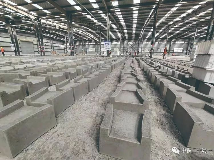 水泥預(yù)制塊在項(xiàng)目部預(yù)制構(gòu)件場